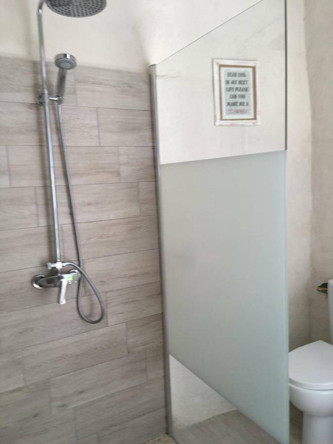 Seb&Laeti Guesthouse Saint-Laurent-dʼAigouze Екстериор снимка