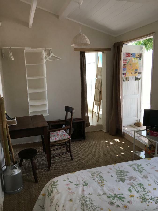 Seb&Laeti Guesthouse Saint-Laurent-dʼAigouze Екстериор снимка